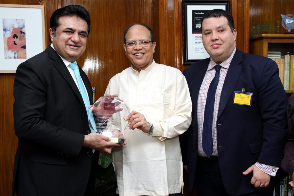 Read more about the article ETIHAD AIRWAYS OFFICIALS CONGRATULATE BANGLADESH BANK GOVERNOR DR. ATIUR RAHMAN FOR BEING NAMED “CENTRAL BANKER OF THE YEAR” IN ASIA PACIFIC