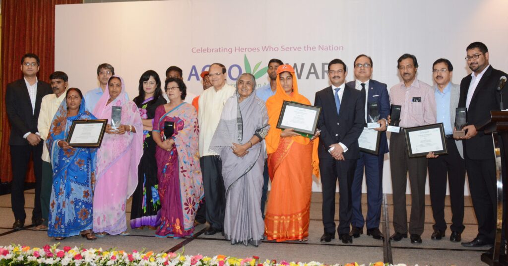 Read more about the article Standard Chartered AGROW Award 2015 Honours Farmers & Institutions in Agriculture Sector of Bangladesh   