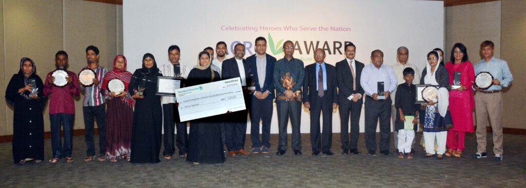 Read more about the article Standard Chartered AGROW Award 2016 Honours Exemplary Farmers & Institutions in Agriculture Sector of Bangladesh