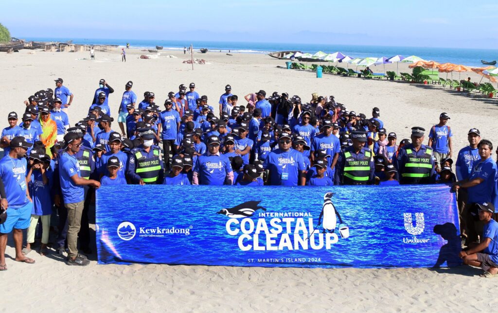 Read more about the article Unilever Bangladesh and Kewkradong Bangladesh organized coastal cleanup at Saint Martin Island